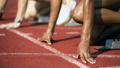 开云下载-深圳队用东方铁链锁死篮网，浓眉赛后评分拉满的背后，当防守成为一种艺术