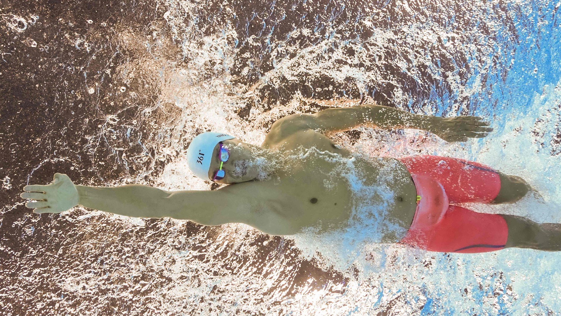 梅西的完美弧线,当足球划破百年硝烟